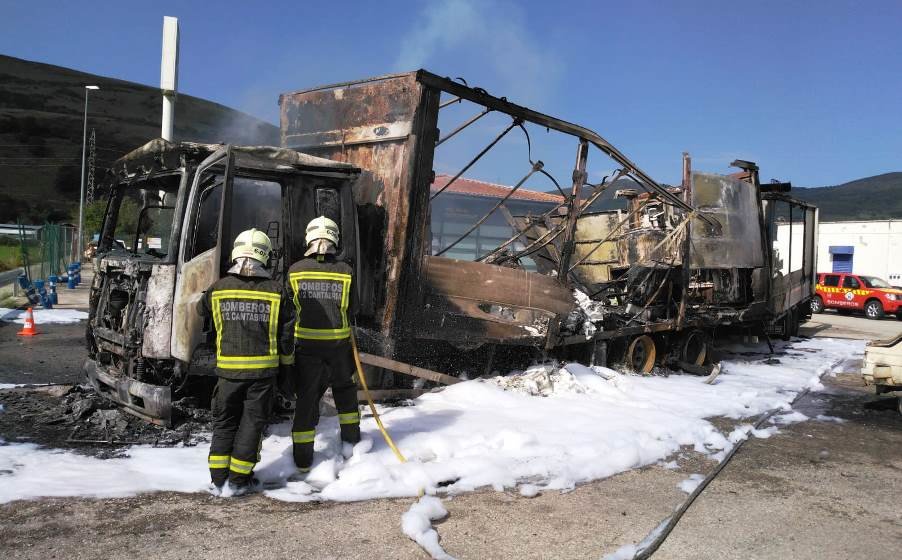 Incendio en el vehículo en Arenas de Iguña.
