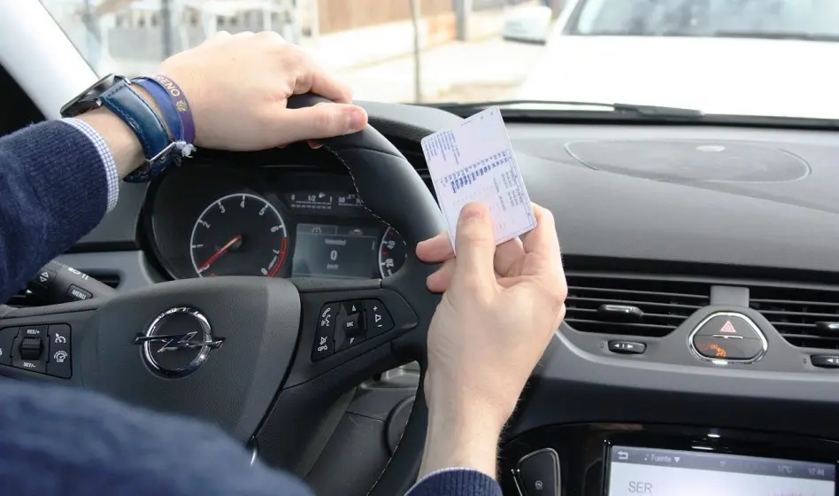 Subvenciones a los jóvenes para el carné de conducir.