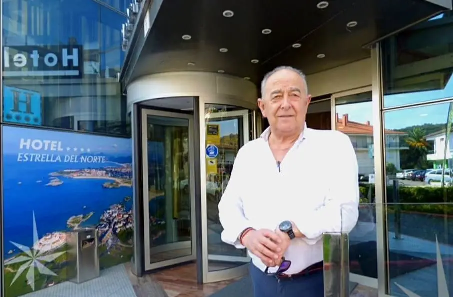 Carlos Cabanzón en la entrada al Hotel Estrella del Norte. R.A.