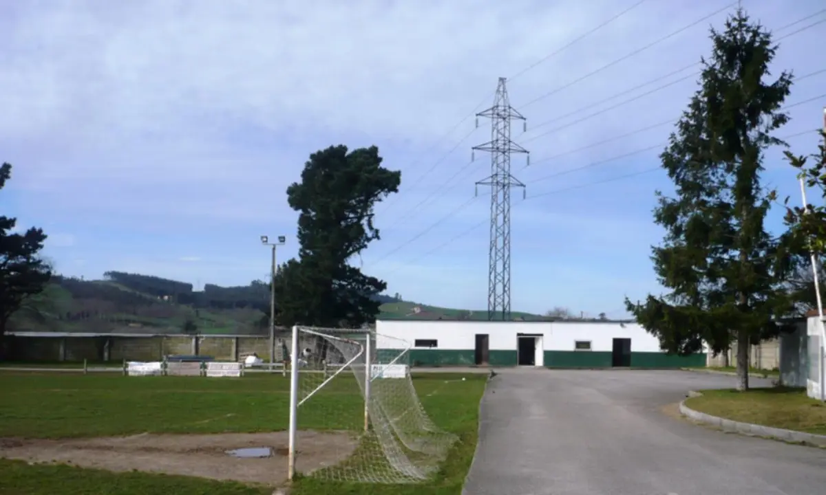 Complejo deportivo de Hoz de Anero, en Ribamontán al Monte. R.A.