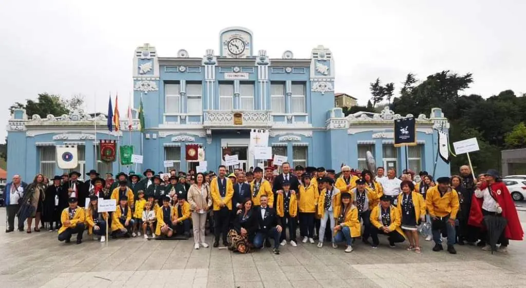 Fotografía de diversas Cofradías en el Ayuntamiento de Colindres.