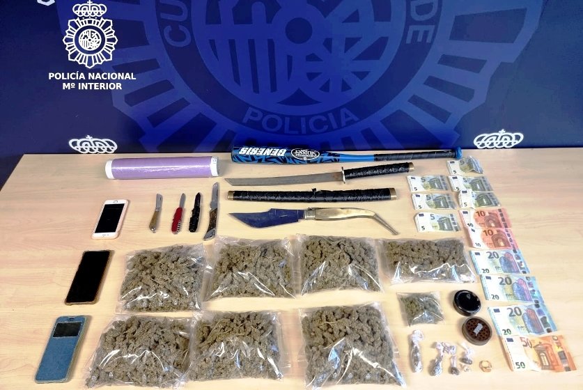 Material y drogas incautados por la Policía Nacional.
