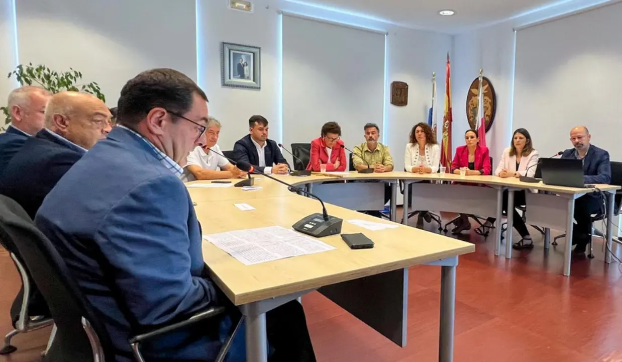 Los concejales en el Pleno de Comillas.