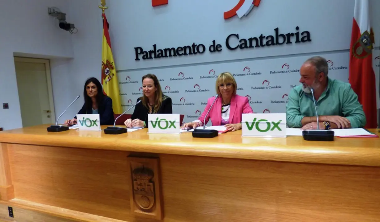 Rueda de prensa de los representantes de Vox en el Parlamento. R.A.