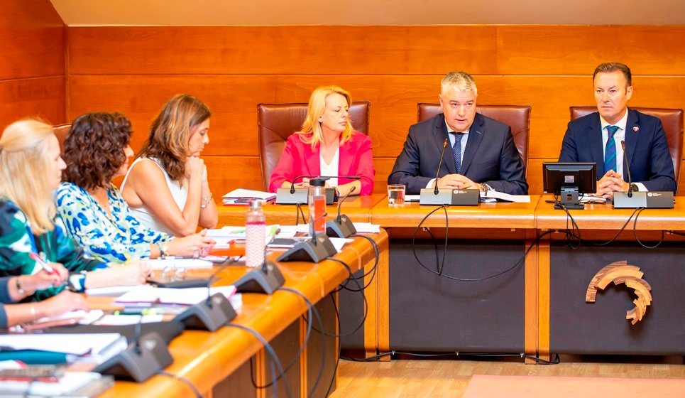 El consejero de Economía, Hacienda y Fondos Europeos, Luis Ángel Agüeros, comparece en el Parlamento para presentar los proyectos de su departamento durante esta legislatura.