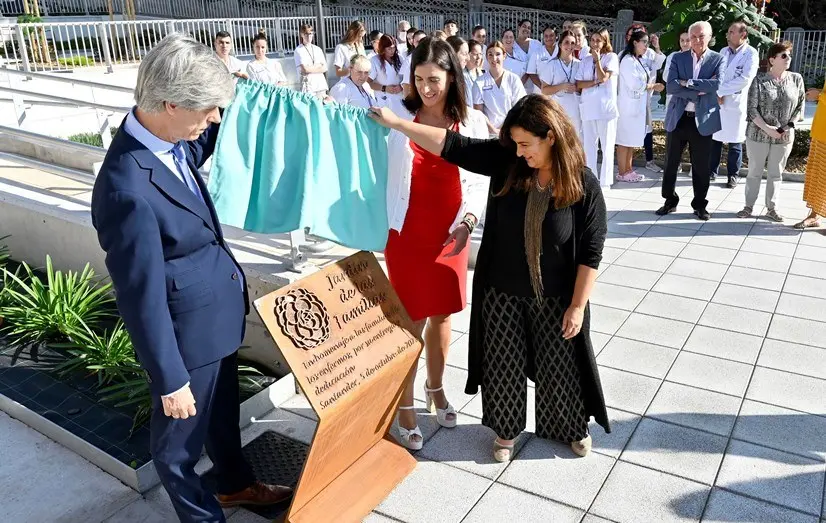 Un momento del descubrimiento de la placa en el Parque de la Familia.