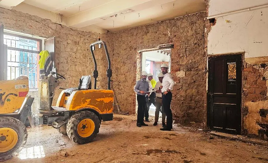 Visita a las obras de la antigua Cámara de Comercio de Torrelavega.