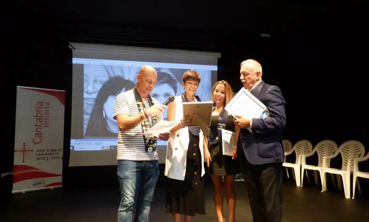 Cofrades de Honor y de Mérito en la Casa de Cultura de Colindres. R.A.