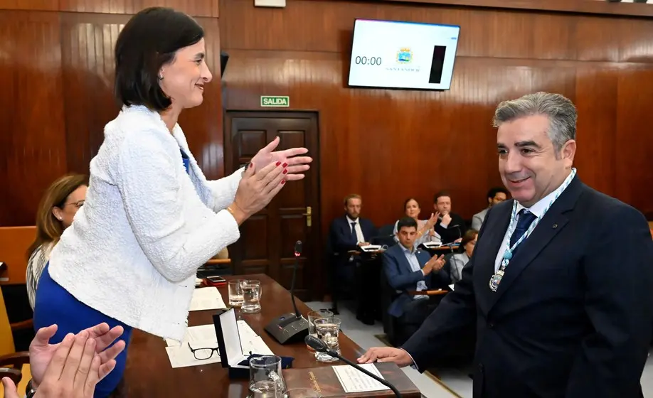 Agustín Navarro en el momento de prometer el cargo de concejal en Santander.