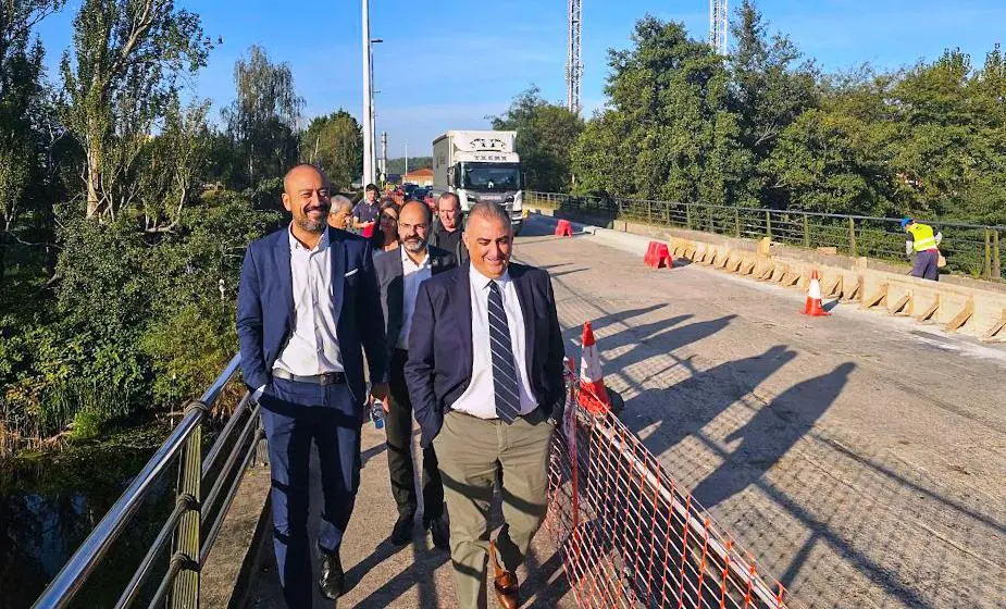 Visita de las autoridades políticas al tramo de carretera.