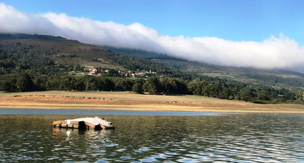 Isla flotante en el Pantano del Ebro.