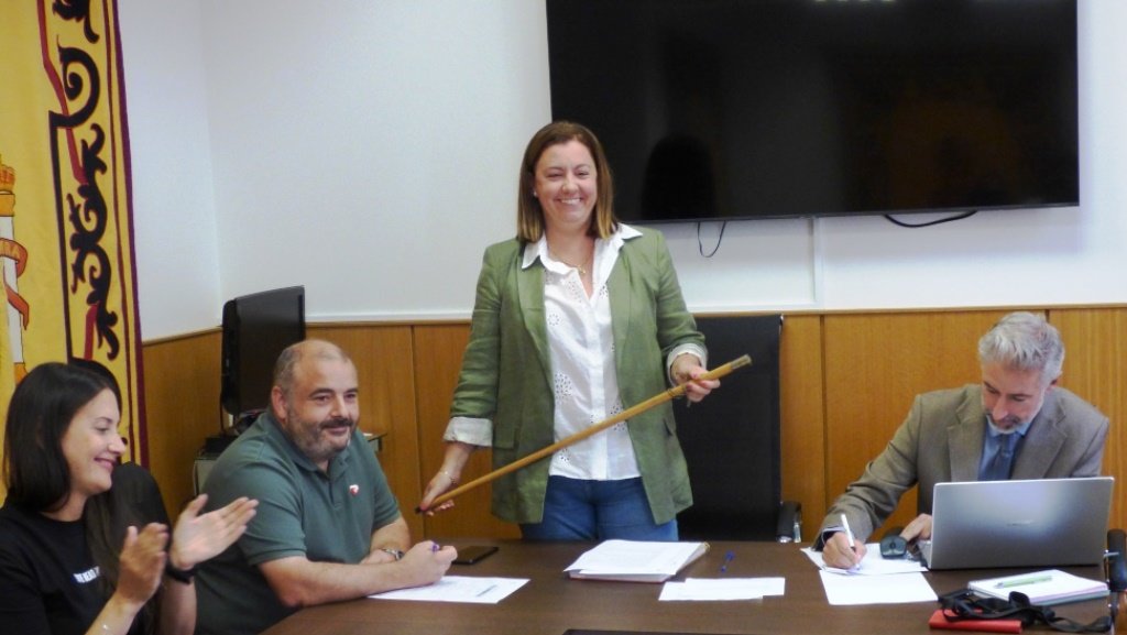 La alcaldesa Amaya Fernández tomó posesión del bastón de mando. R.A.
