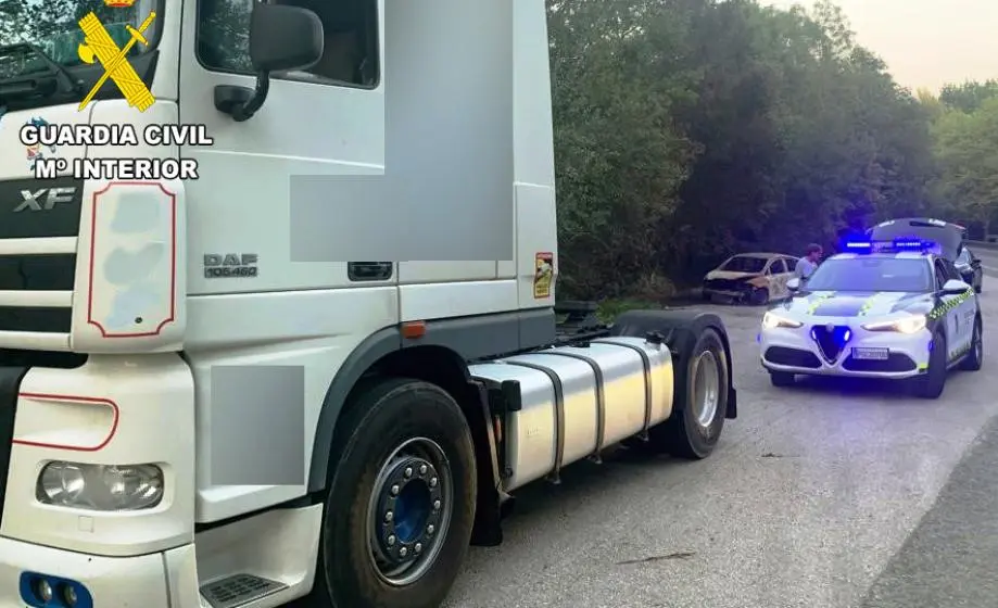 Uno de los camiones interceptado por los agentes.