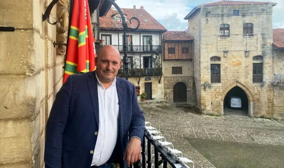 El alcalde de Santillana del Mar,