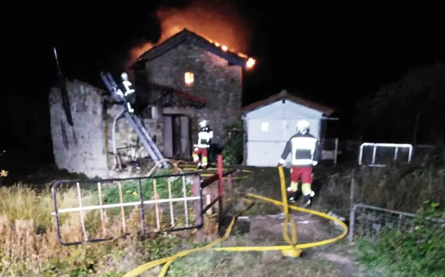 Un momento del incendio en el molino en Campoo de Enmedio.