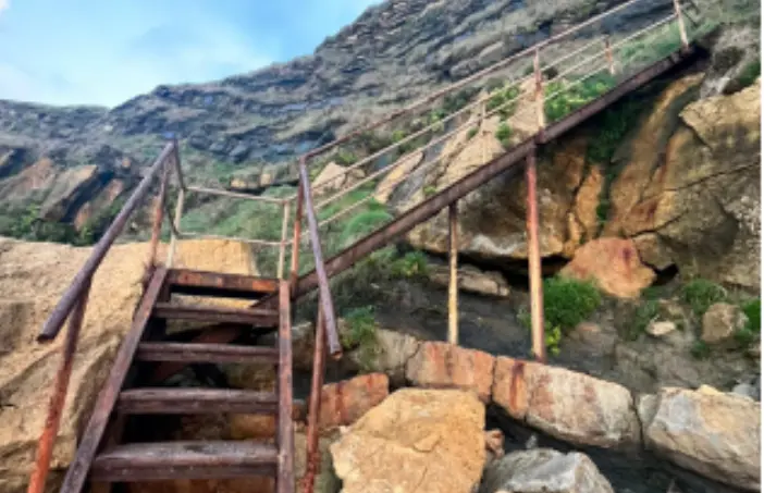 Acceso de las escaleras a la playa en Suances.