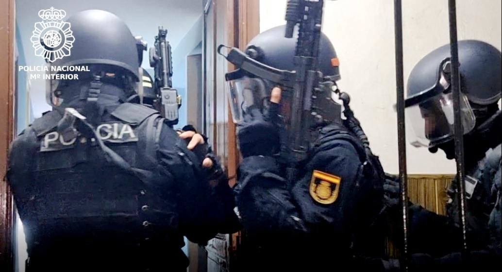 Agentes de la Policía Nacional en la intervención.