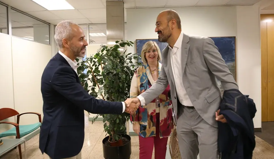 El consejero de Educación, Formación Profesional y Universidades, Sergio Silva, se reúne con el alcalde de Torrelavega, Javier López Estrada.