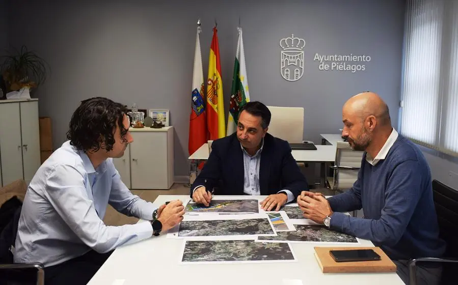 Reunión de los tres alcaldes en Renedo.