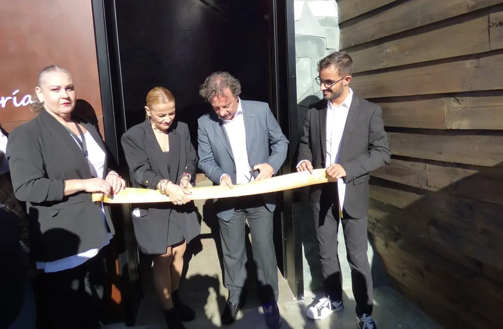 Corte de cinta por el consejero de Desarrollo Rural, Pablo Palencia. R.A.