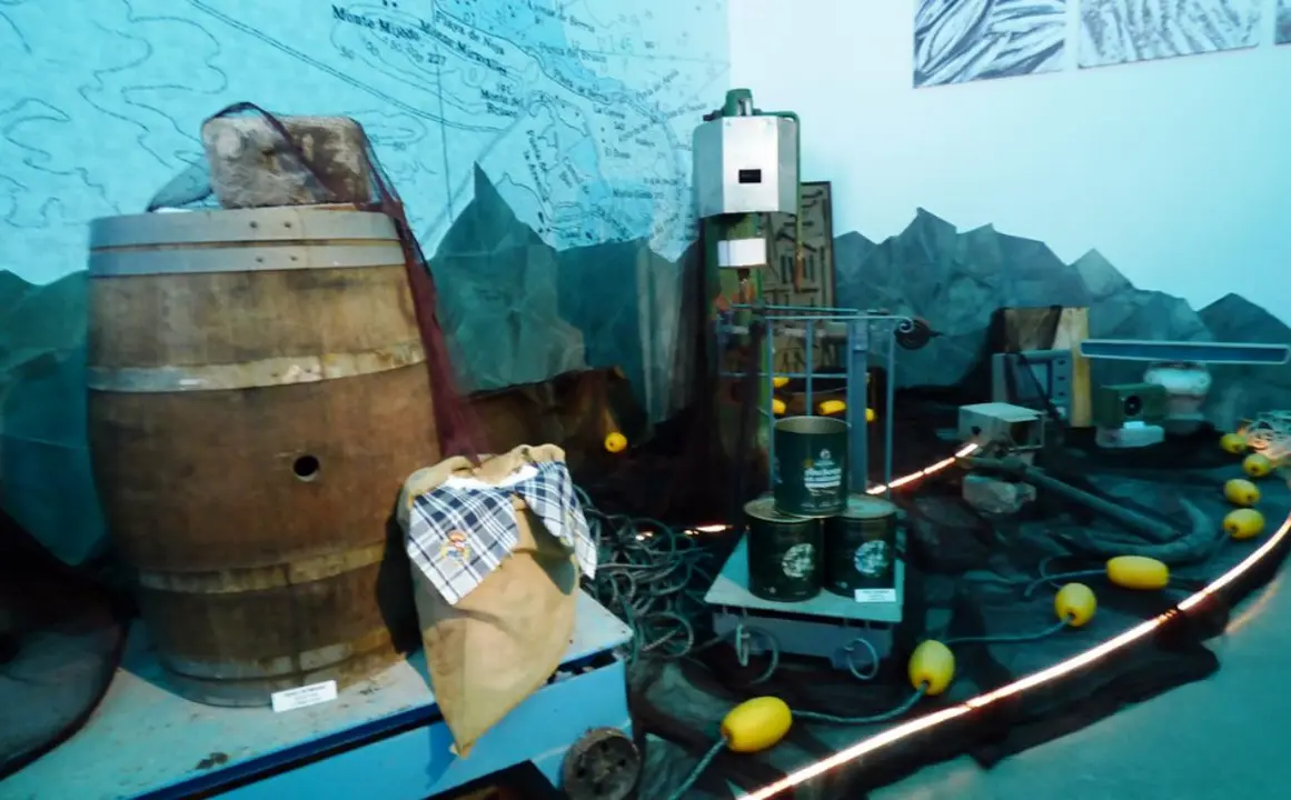 Maquinaria y barriles de las antiguas empresas. R.A.