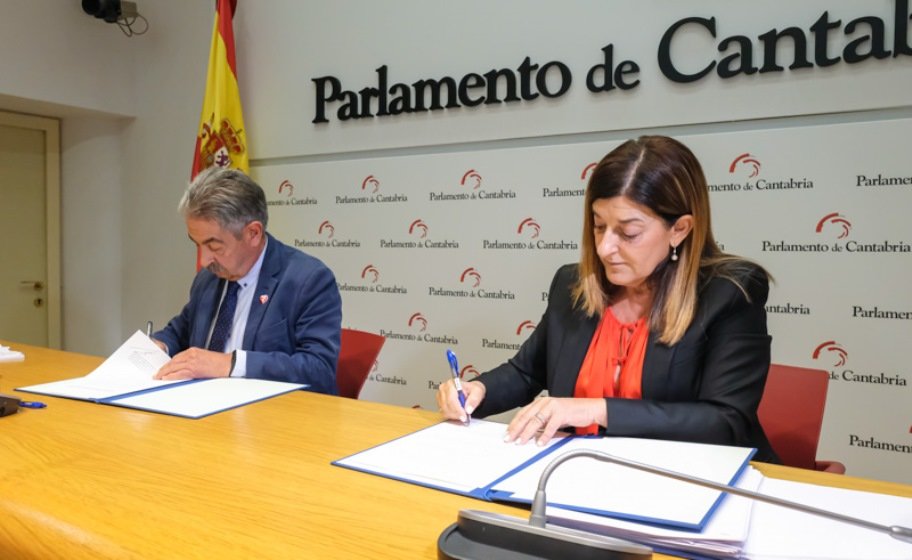 La presidenta de Cantabria, María José Sáenz de Buruaga, y el secretario general del PRC, Miguel Ángel Revilla, comparecen en rueda de prensa tras firmar un acuerdo sobre los Presupuestos Generales de Cantabria 2024.