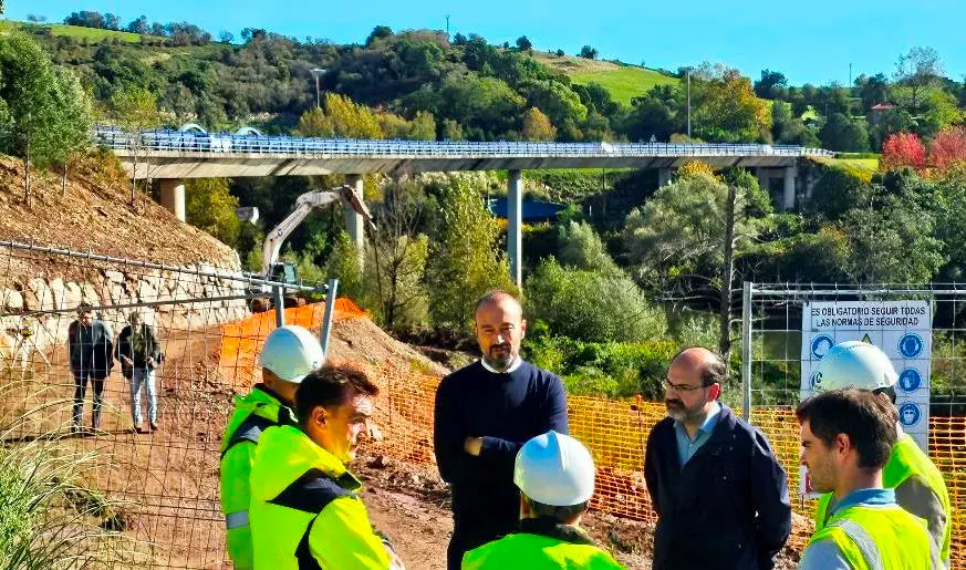 Visita a las obras de la rampa pasarela en Torrelavega.