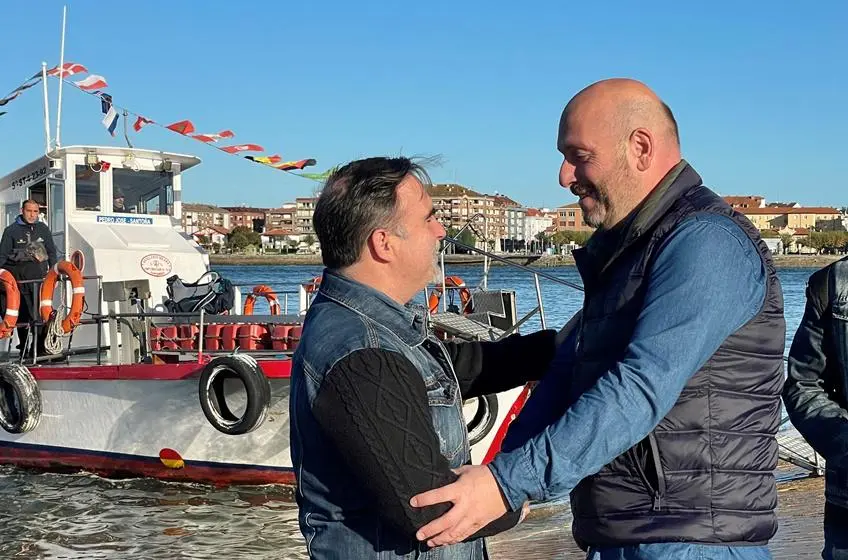 Los alcaldes de Laredo y Santoña en la playa.