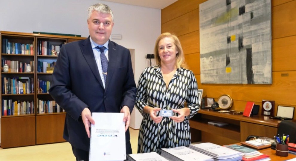 El consejero de Economía, Hacienda y Fondos Europeos, Luis Ángel Agüeros, registra el proyecto de Ley de Presupuestos Generales de Cantabria para 2024.