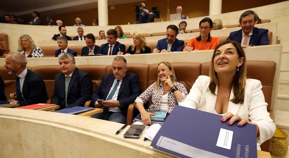 La presidenta regional en el Parlamento de Cantabria.