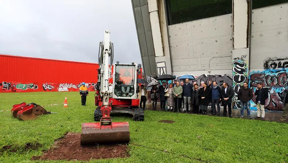 Un momento del inicio de las obras de soterramiento de las vías del tren en Torrelavega.