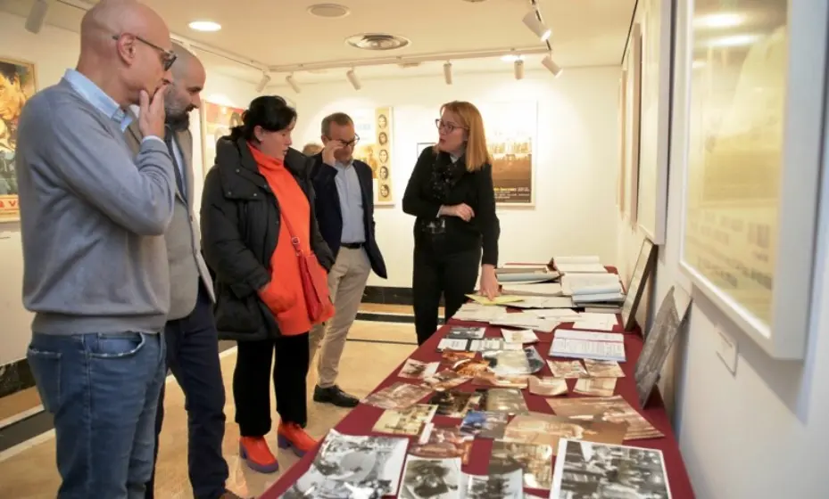 Donación del archivo de Mario Camus con fotografías y cuentos, entre otros.