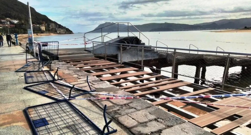 Pasarela de acceso a la playa en Santoña. R.A.