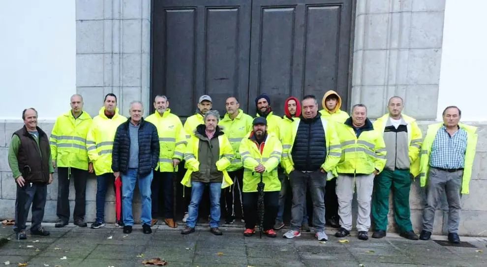 Trabajadores en huelga del servicio de recogida de residuos de Santoña.