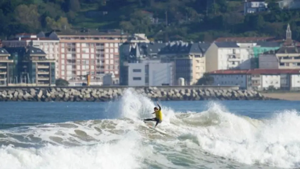 Surfista en la competición en Laredo.