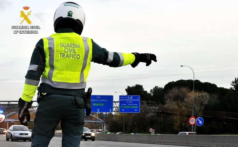 Agentes de la Guardia Civil controlan el tráfico.