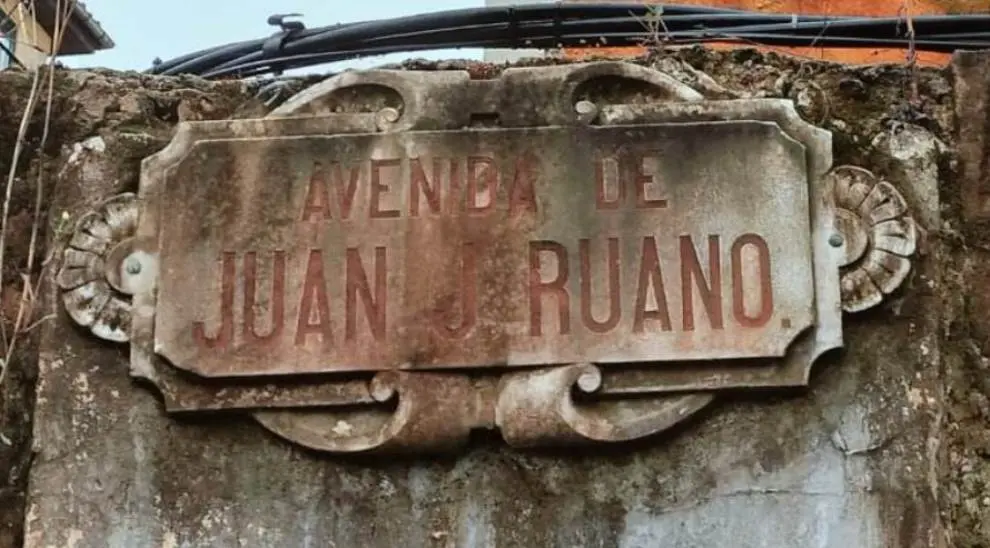 Placa de una de las calles de Torrelavega.