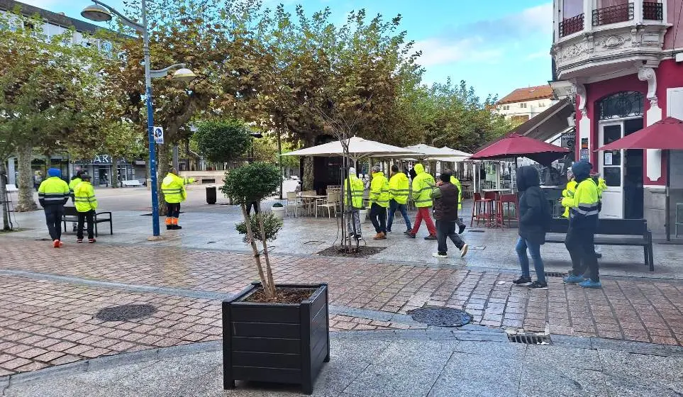 Los trabajadores de la recogida de residuos en la Plaza de San Antonio, en Santoña.