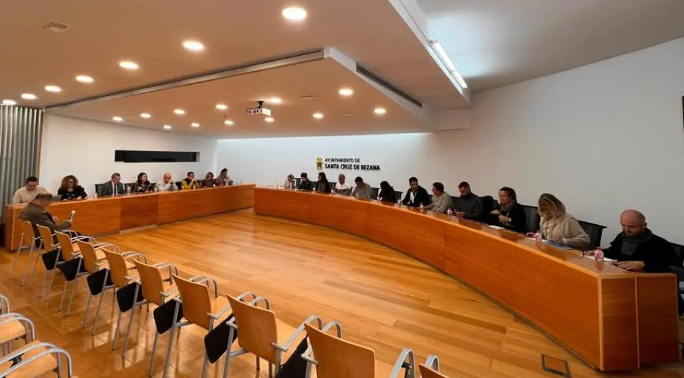 Los concejales en el Pleno de Santa Cruz de Bezana.