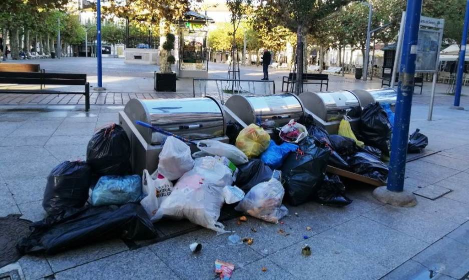 Contenedores de basura en Santoña. R.A.