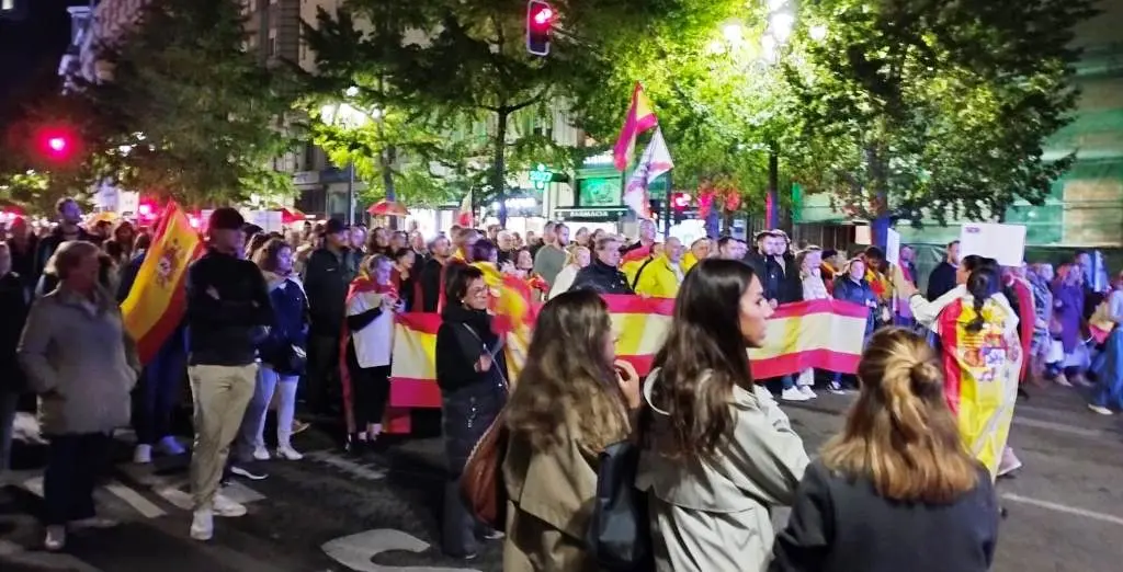 Manifestantes en Santander contra la amnistía.