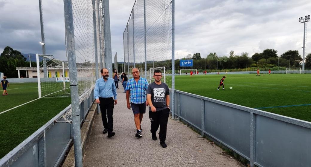 El alcalde en funciones visita los campos de futbol.