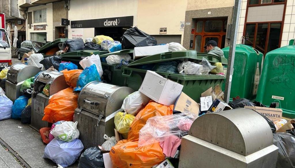Bolsas y contenedores de basura en Santoña.