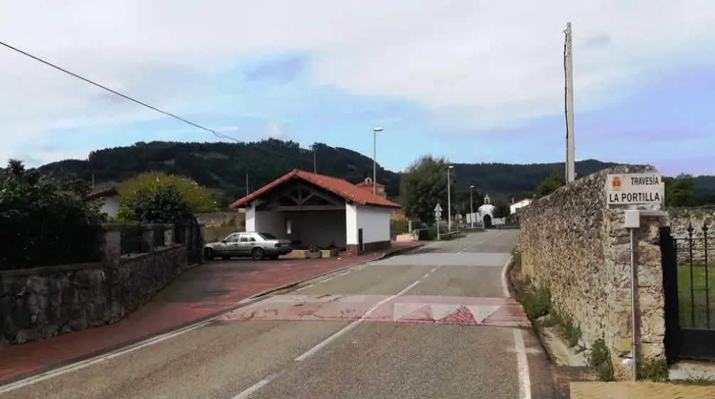 Carretera que comunica Escalante con Castillo, en Arnuero. R.A.