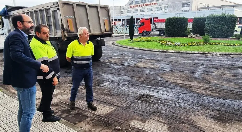 El concejal de Obras, José Luis Urraca, supervisa los trabajos.