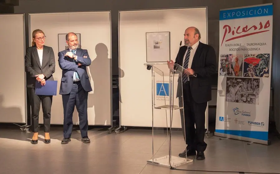 Un momento de la inauguración de la exposición en la Universidad.