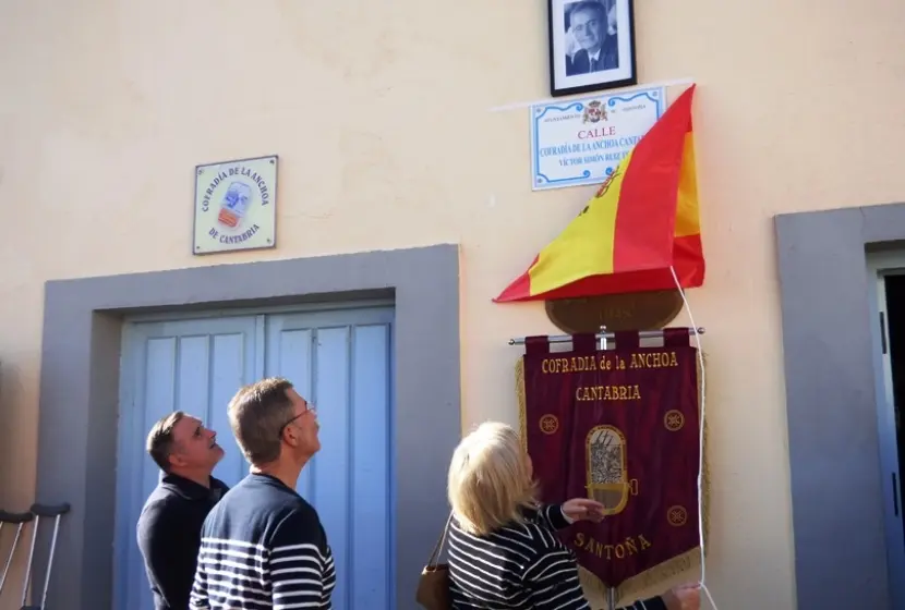 Un momento del descubrimiento de la placa de la calle en Santoña. R.A.