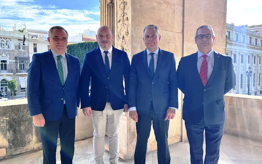 Encuentro para hablar del hermanamiento entre Laredo y Sevilla.