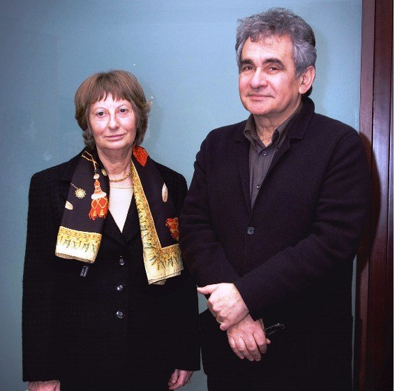 Marisa Semaniego junto a Bernarddo Atxaga.
