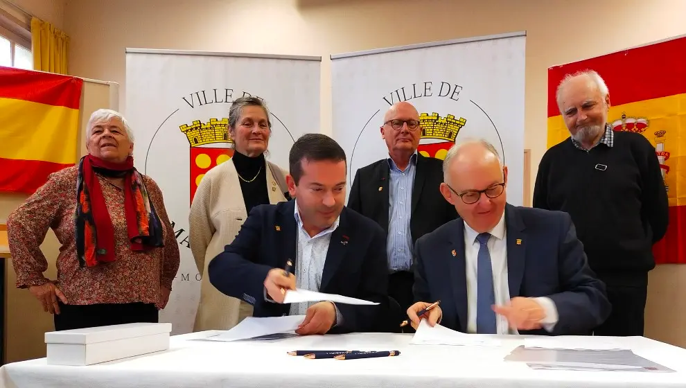 Firma de la reactivación del hermanamiento entre los dos municipios.